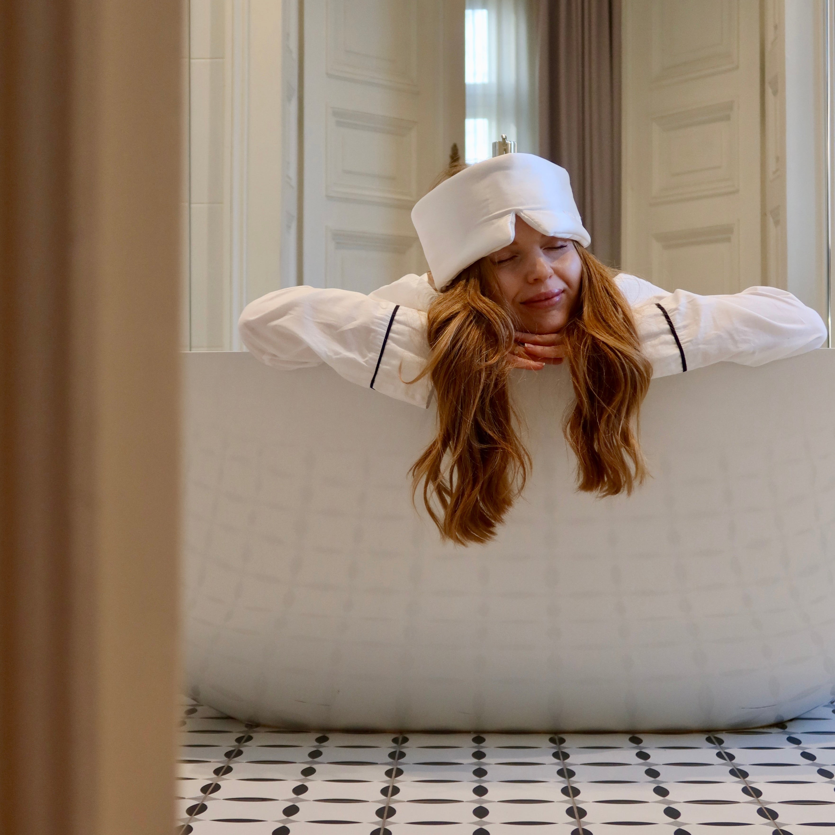 WHITE SILK SLEEPING MASK