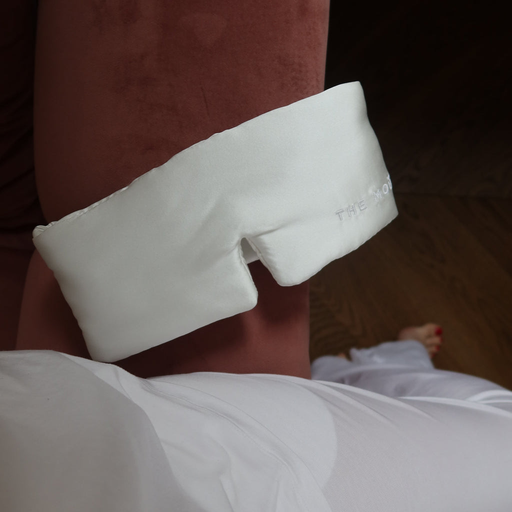 WHITE SILK SLEEPING MASK